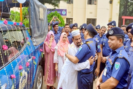 পুলিশ কনস্টেবলের ‘রাজকীয়’ বিদায়