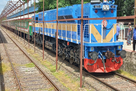 পদ্মা সেতুর ওপর দিয়ে ঢাকা গেল ট্রায়াল ট্রেন