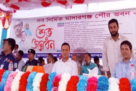 নৌকায় ভোট চাইলেন জামালপুরের ডিসি