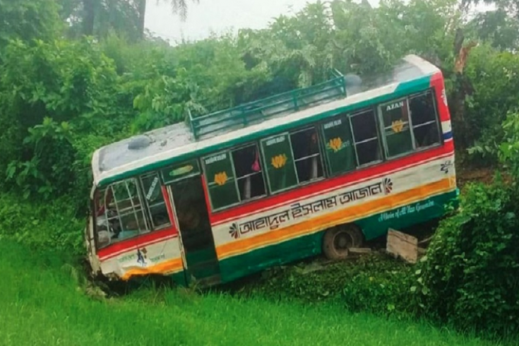 গাজীপুরে গার্মেন্টসকর্মী নিয়ে বাস খাদে, চালক নিহত