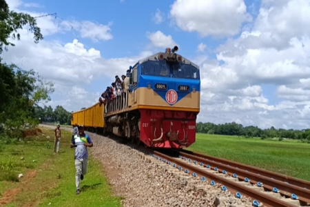 পরীক্ষামূলক ট্রেন চলল আখাউড়া-আগরতলা রুটে 