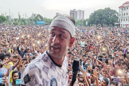 বৃষ্টিতে ভিজে ভালুকাবাসী দেখল ব্যারিস্টার সুমনের খেলা