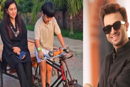 মাকে নিয়ে ভ্যান চালাচ্ছে শাকিব খানের ছেলে