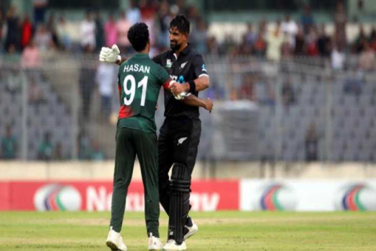 আউট হয়েও ব্যাটিংয়ে ফিরলেন ইশ সোধি