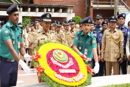 বঙ্গবন্ধুর সমাধিতে নতুন ডিএমপি কমিশনারের শ্রদ্ধা