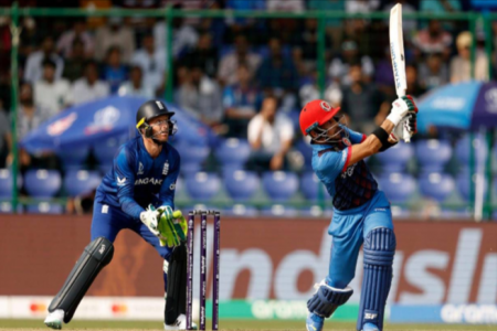 দ্রুত ৩ উইকেট নিয়ে ম্যাচে ফিরল ইংল্যান্ড