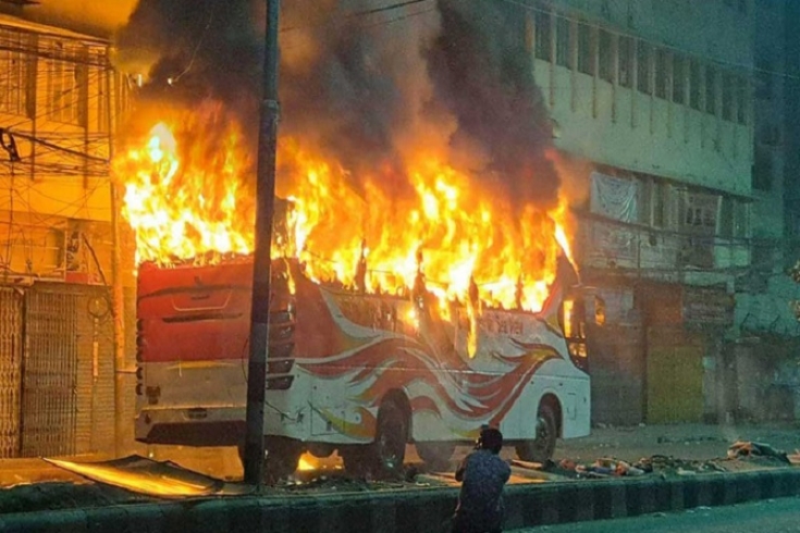শ্যামলির পর নতুন বাজারে যাত্রীবাহী বাসে আগুন