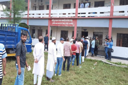 লক্ষ্মীপুর-৩ আসনে উপ-নির্বাচনের ভোটগ্রহণ চলছে