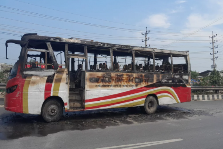 গাজীপুরে আজও শ্রমিক বিক্ষোভ, ২ বাসে আগুন
