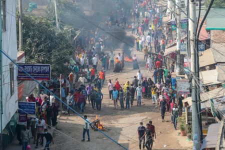 পোশাকশ্রমিকদের সঙ্গে পুলিশের দফায় দফায় সংঘর্ষ, উত্তপ্ত কোনাবাড়ী