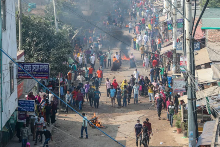 পোশাকশ্রমিকদের সঙ্গে পুলিশের দফায় দফায় সংঘর্ষ, উত্তপ্ত কোনাবাড়ী