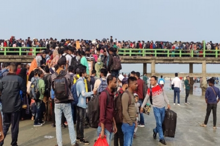 জাহাজ চলাচল বন্ধ, সেন্টমার্টিনে আটকা কয়েকশ পর্যটক