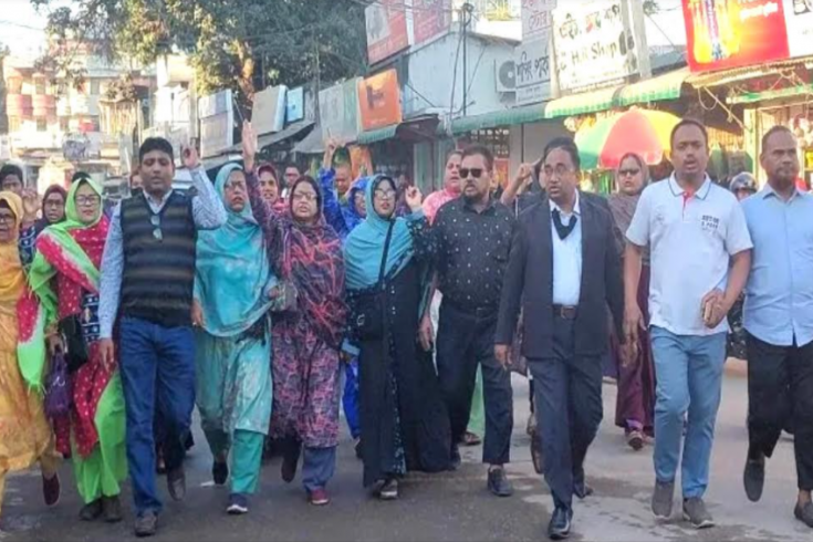 হরতালের সমর্থনে ঠাকুরগাঁওয়ে মহিলা দলের বিক্ষোভ মিছিল 