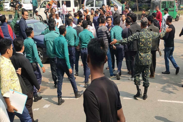 নির্বাচন কমিশনের সামনে দুই প্রার্থীর সমর্থকদের হাতাহাতি