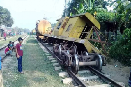 হবিগঞ্জে তেলবাহী ট্রেনের বগি লাইনচ্যুত