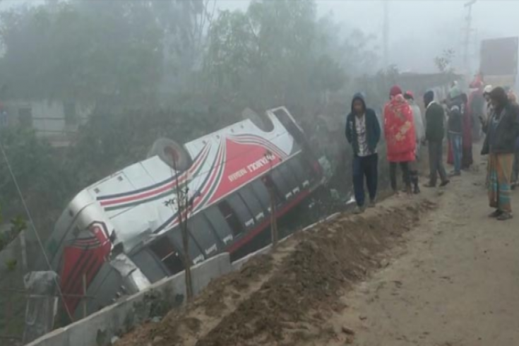 ঘন কুয়াশায় যাত্রীবাহী বাস উল্টে খাদে