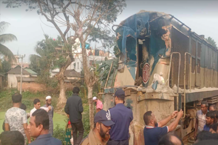 ময়মনসিংহে মালবাহী ট্রাকে ট্রেনের ধাক্কা, নিহত ৪