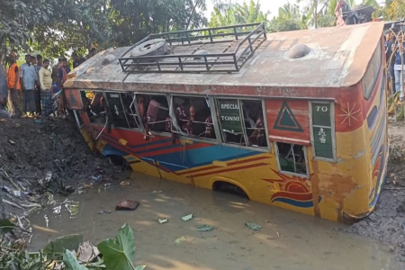 সাতক্ষীরায় যাত্রীবাহী বাসে ট্রাকের ধাক্কা, দুই ভারতীয়সহ আহত ২০