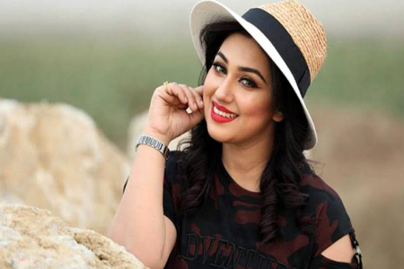 নির্বাচনের দিন লোভ সামলাতে পারলেন না অপু