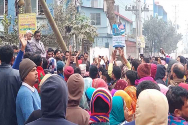 শ্রীপুরে সড়ক অবরোধ করে পোশাক শ্রমিকদের বিক্ষোভ