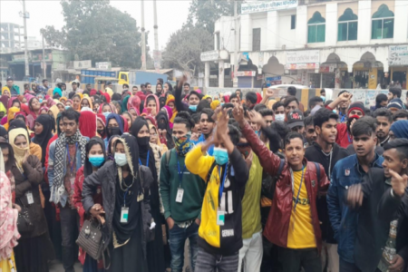 গাজীপুরে সরকার নির্ধারিত বেতনের দাবিতে শ্রমিক বিক্ষোভ