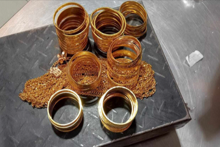 বিমানের সিটের নিচে মিলল সাড়ে ৪ কেজি সোনা