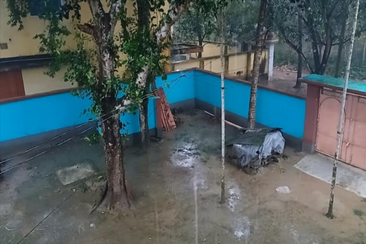 চুয়াডাঙ্গায় প্রচন্ড শীতের সাথেই বৃষ্টি, মাধ্যমিক বিদ্যালয় বন্ধ ঘোষণা