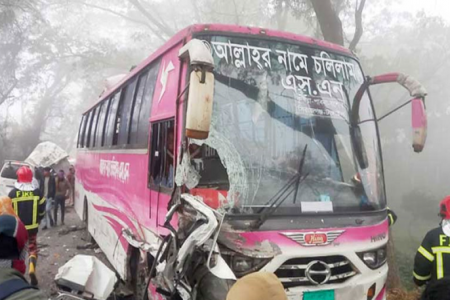 পাবনায় বাস-মাইক্রোবাস মুখোমুখি সংঘর্ষ, নিহত ২