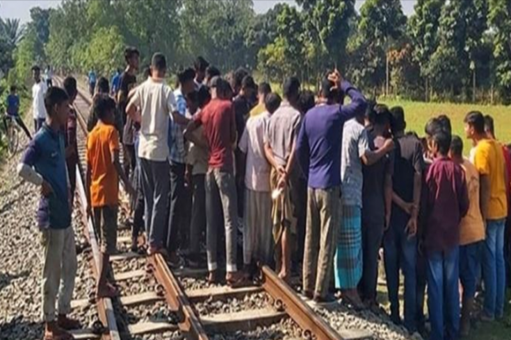 রেললাইনে বসে মোবাইলে গেম, ২ স্কুলছাত্র নিহত