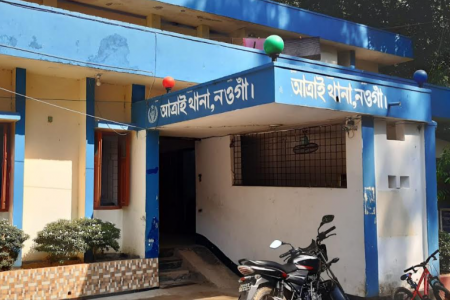 নওগাঁর আত্রাইয়ে চাপাতি ও এসএস পাইপসহ আটক ১