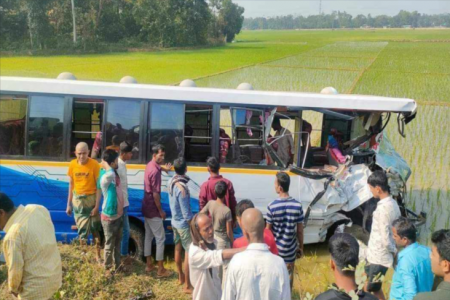 কক্সবাজারে বাস-কার্ভাডভ্যানের সংঘর্ষ, নিহত ৩ 