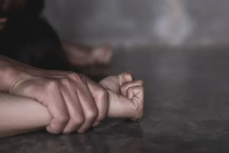 চোখ-মুখে ‘আঠা’ লাগিয়ে গৃহবধূকে ‘ধর্ষণ’