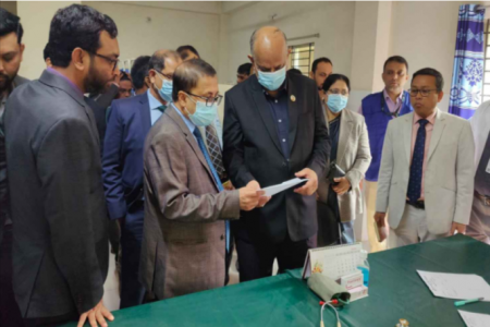 হাসপাতালের ফ্লোরেও চিকিৎসার জন্য কাতরাচ্ছেন রোগীরা: স্বাস্থ্যমন্ত্রী