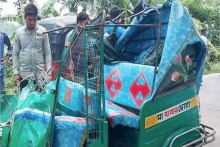 গাজীপুরে ট্রাকচাপায় অটোরিকশার ৩ যাত্রী নিহত