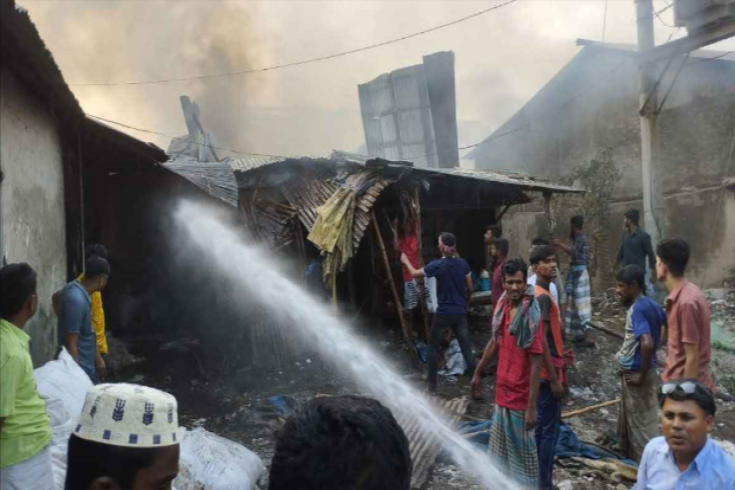 গাজীপুরে তুলার গুদামে আগুন