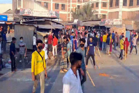 মহাসড়ক অবরোধ করে গাজীপুরে শ্রমিকদের বিক্ষোভ