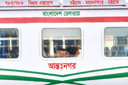চলন্ত ট্রেনে পাথর নিক্ষেপ, চালক হাসপাতালে 