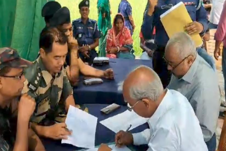 পতাকা বৈঠকের মাধ্য‌মে ভারতীয় মা-ছেলে ফির‌লো নিজ দে‌শে