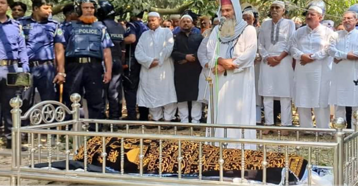 প্যারোলে মুক্তি পেয়ে মায়ের জানাজায় বিএনপি নেতা চাঁদ