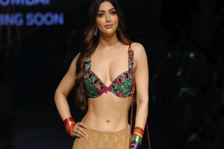 অনাবৃত শরীরে দোল উৎসবে ভারতীয় অভিনেত্রী