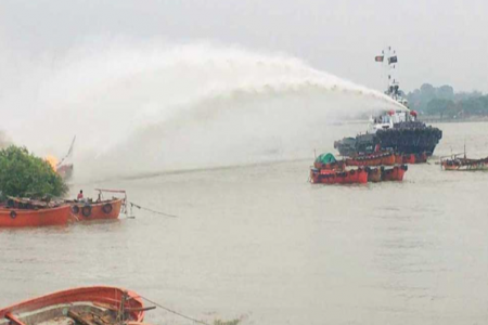 পতেঙ্গায় নোঙ্গররত ফিশিং বোটে আগুন, দগ্ধ ৪