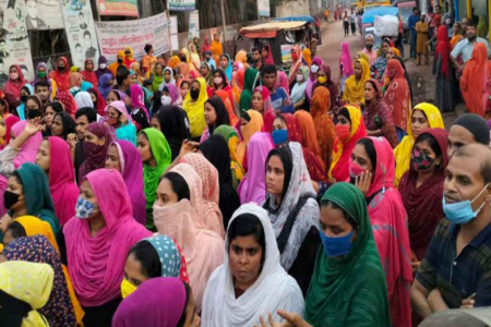 বকেয়া বেতনের দাবিতে গাজীপুরে শ্রমিকদের বিক্ষোভ