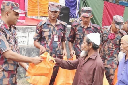 রাণীশংকৈলে বিজিবি'র উদ্যোগে ইফতার ও রাতের খাবার বিতরণ
