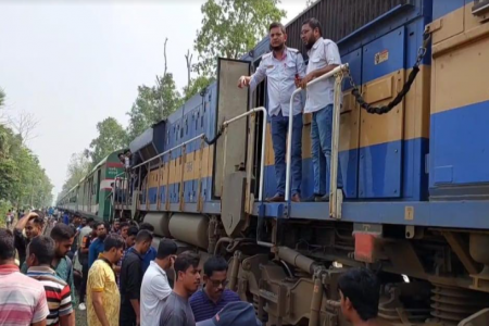 চুয়াডাঙ্গায় ট্রেনের ইঞ্জিন বিকল, প্রচণ্ড গরমে যাত্রীদের দুর্ভোগ