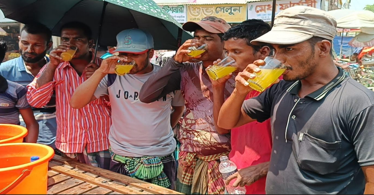 জীবননগরে তীব্র তাপদাহে পথচারীদের মধ্যে লেবুর শরবত বিতরণ