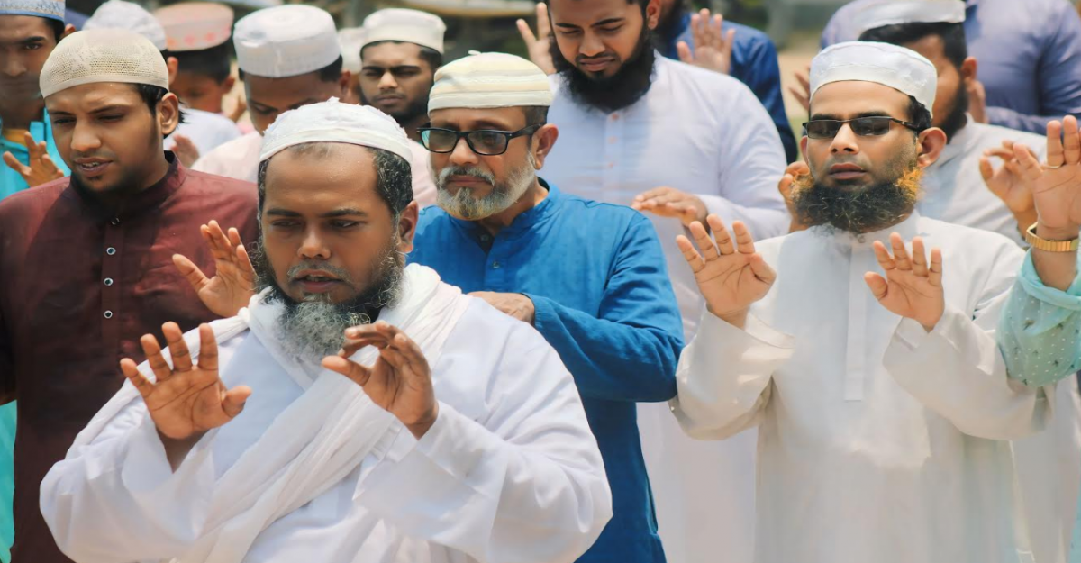 তীব্র তাপদাহে বৃষ্টি প্রার্থনায় লোহাগড়ায় ইস্তিস্কার নামাজ আদায় 