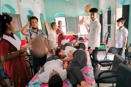 নড়াইলে শ্রেণিকক্ষে অসুস্থ ১২ শিক্ষার্থী, জ্ঞান হারালেন ৬ জন