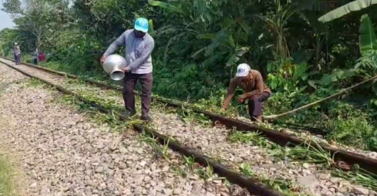 গাজীপুরে তীব্র গরমে বেঁকে গেছে রেললাইন