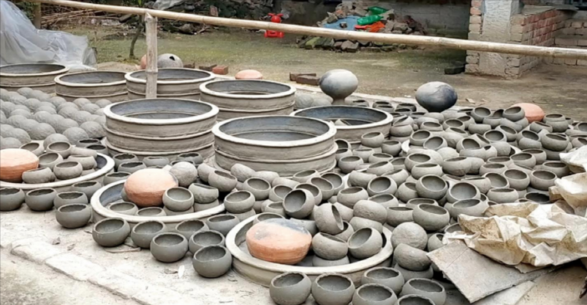 নানা সংকটে নড়াইলে ঘুরছে মৃৎশিল্পের চাকা