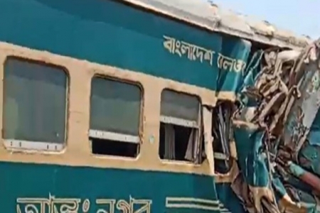 গাজীপুরে দুই ট্রেনের মুখোমুখি সংঘর্ষ, আহত অনেকে